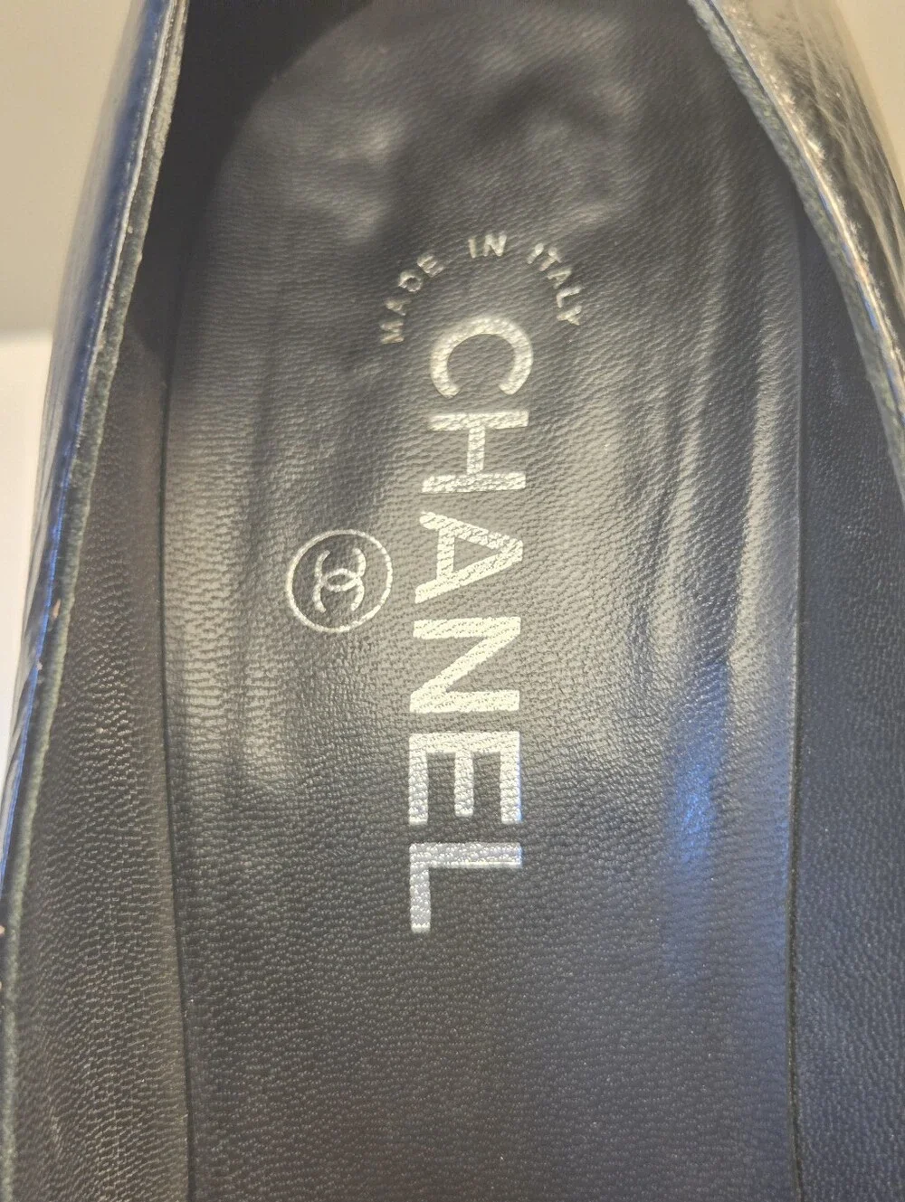 Chanel pumps black leather CC Pointed Cap Toe Size 40 Authentic